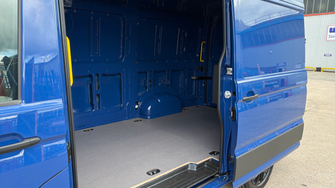 Volkswagen Crafter Cr35 Mwb Diesel Fwd 2.0 TDI 140PS Commerce Plus High Roof Van - Image 9